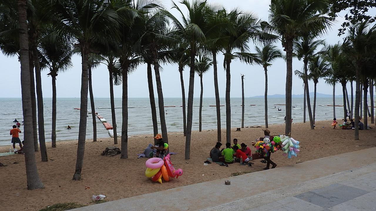 Luxurious Apartment On Jomtien Beach Road Exterior photo
